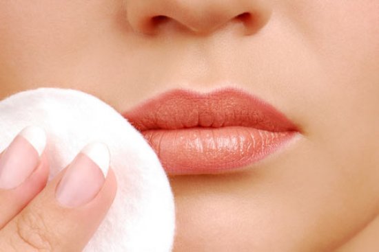 removing-lipstick-stain